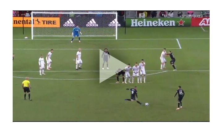 GENIALNY gol Rooneya z rzutu wolnego! [VIDEO]